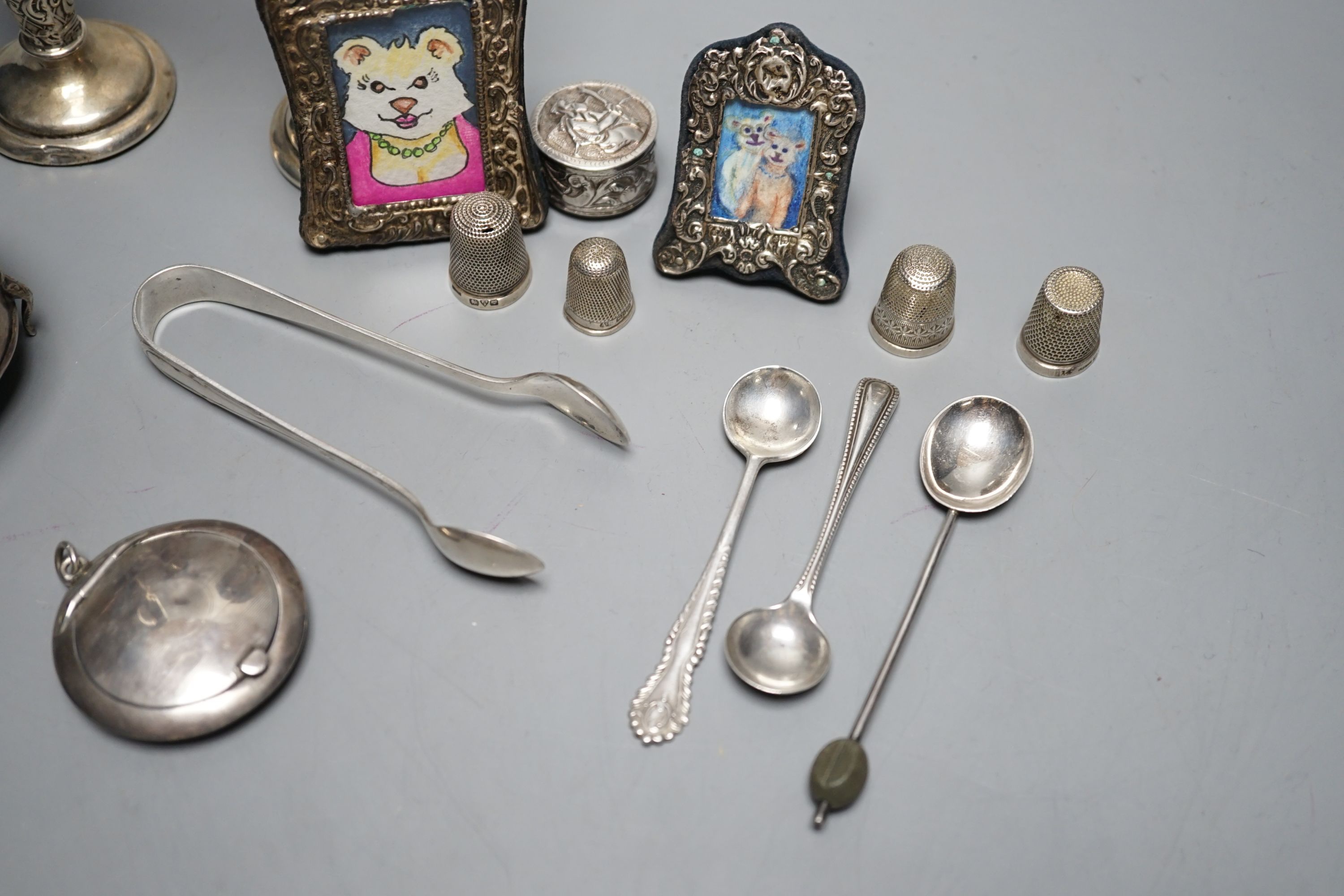 Mixed collectable silver including a pair of silver posy vases by William Comyns, 13.6cm, a George V silver and tortoiseshell trinket box, two small silver mounted photograph frames, four silver thimbles, compact, pill b